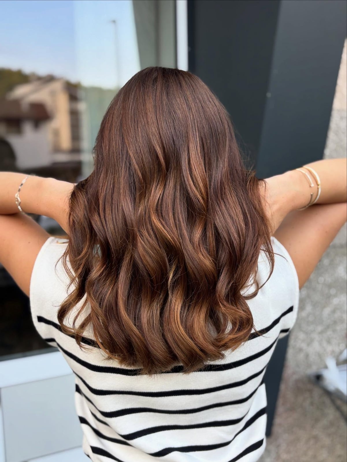 Dark Brown Mid-Back With Warm Highlights and A Natural Shine Dark Brown Mid-Back With Warm Highlights and A Natural Shine — Simple Highlights