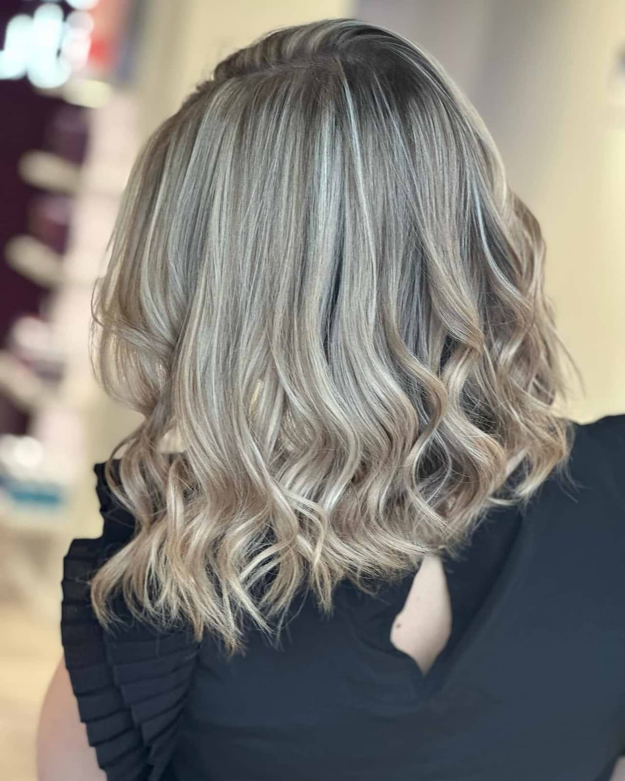 Dark Blonde Collarbone With Ash Blonde Contrast Dark Blonde Collarbone With Ash Blonde Contrast — Simple Highlights