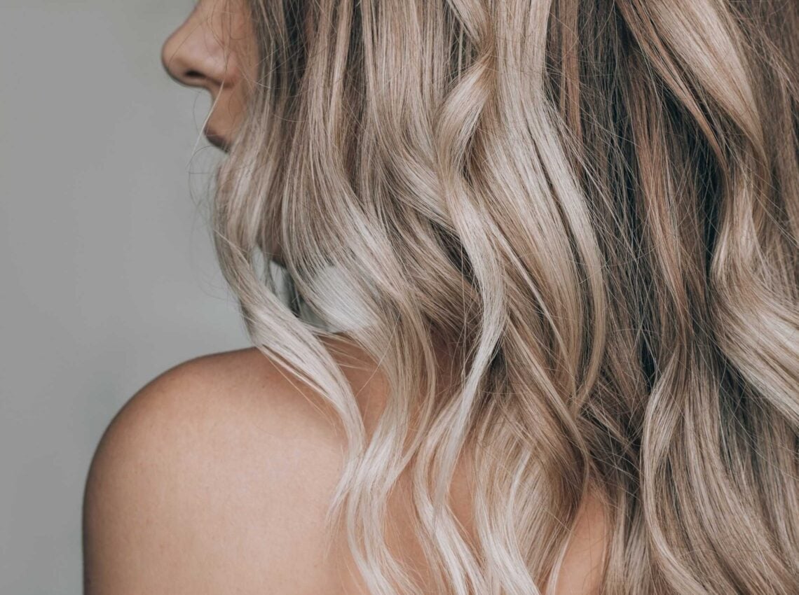 Dark Blonde Mid-Back With Dimensional Blonde, Wavy Dark Blonde Mid-Back With Dimensional Blonde, Wavy — Simple Highlights