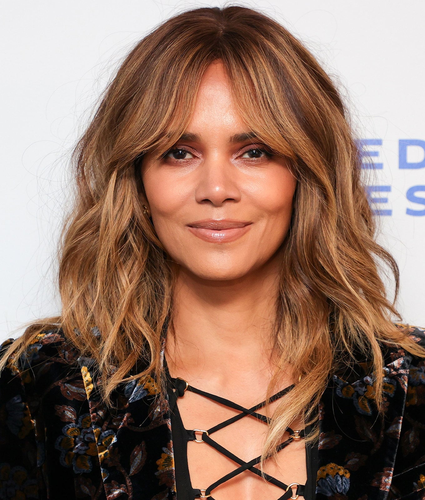 Dark Brown Collarbone Lob With Blonde Highlights Dark Brown Collarbone Lob With Blonde Highlights — Simple Highlights