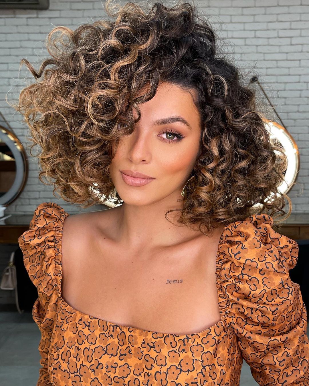 Dark Brown Lob With Caramel Blonde Curls Dark Brown Lob With Caramel Blonde Curls — Simple Highlights
