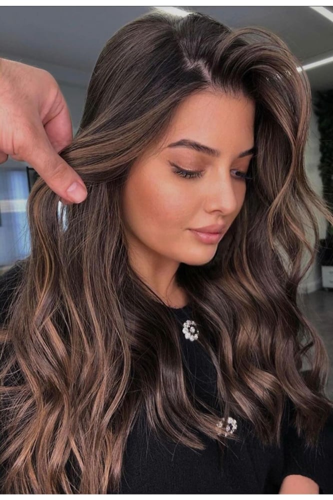 Dark Brown Mid-Back With Caramel Highlights, Wavy Dark Brown Mid-Back With Caramel Highlights, Wavy — Simple Highlights