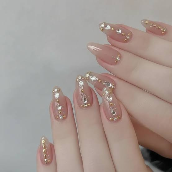 Short Oval Sheer Nude With White Fine Line Art — Simple Japan Nails