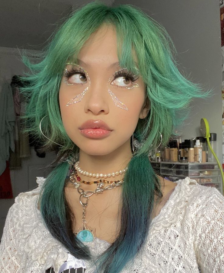 Green To Dark Blue Wavy Jellyfish Green To Dark Blue Wavy Jellyfish — Simple Jellyfish Haircut