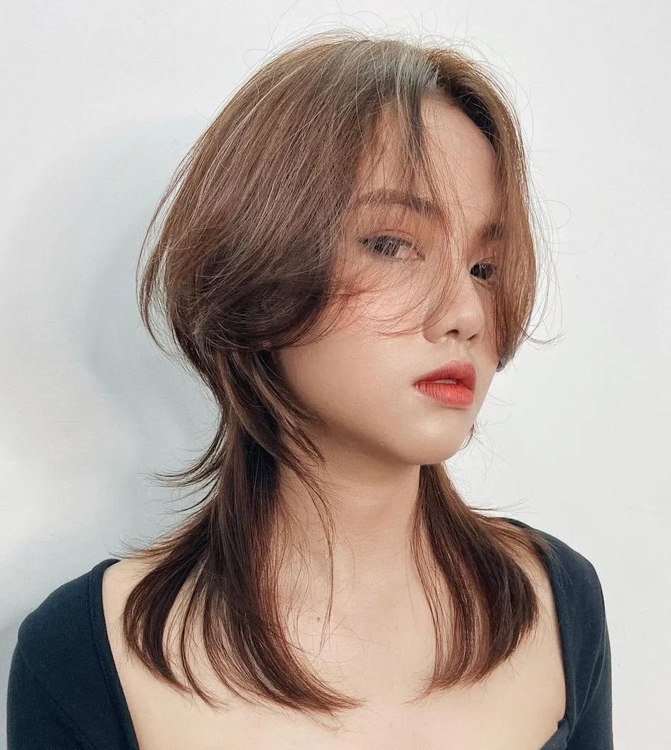 Brown Jellyfish With Subtle Highlights And Layers Brown Jellyfish With Subtle Highlights And Layers — Simple Jellyfish Haircut