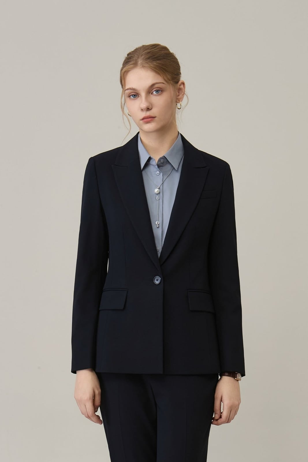 Sharp Navy Suit with Light Blue Collared Shirt Sharp Navy Suit with Light Blue Collared Shirt — Simple Job Interview Outfits