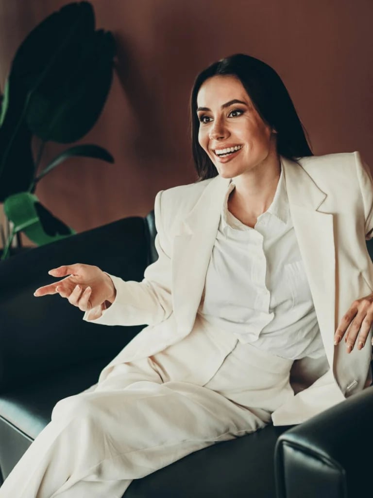 Cream Relaxed Fit Suit with White Collared Shirt Cream Relaxed Fit Suit with White Collared Shirt — Simple Job Interview Outfits