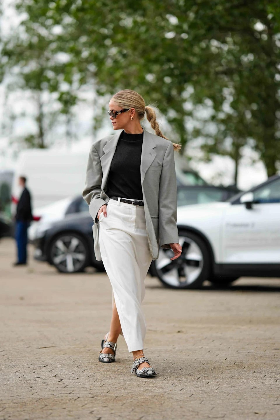 Oversized Grey Blazer with White Trousers and Black T-Shirt Oversized Grey Blazer with White Trousers and Black T-Shirt — Simple Job Interview Outfits