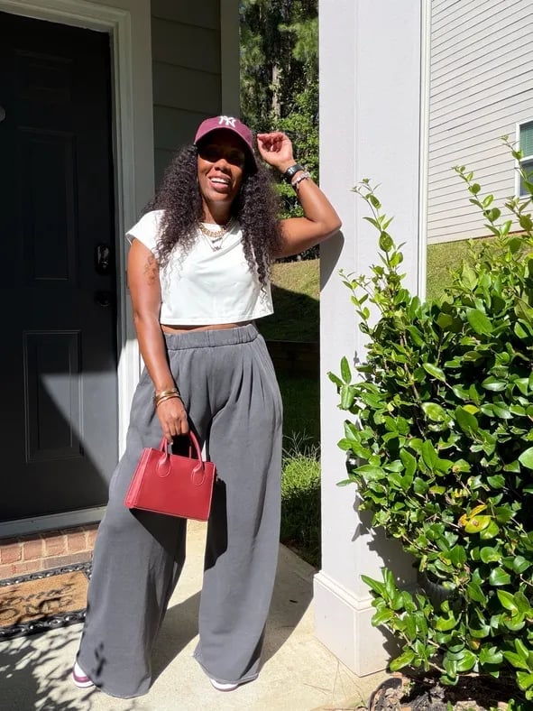Grey Wide Leg Sweatpants With Cropped T-shirt and Sneakers Grey Wide Leg Sweatpants With Cropped T-shirt and Sneakers — Simple Jordans Outfits