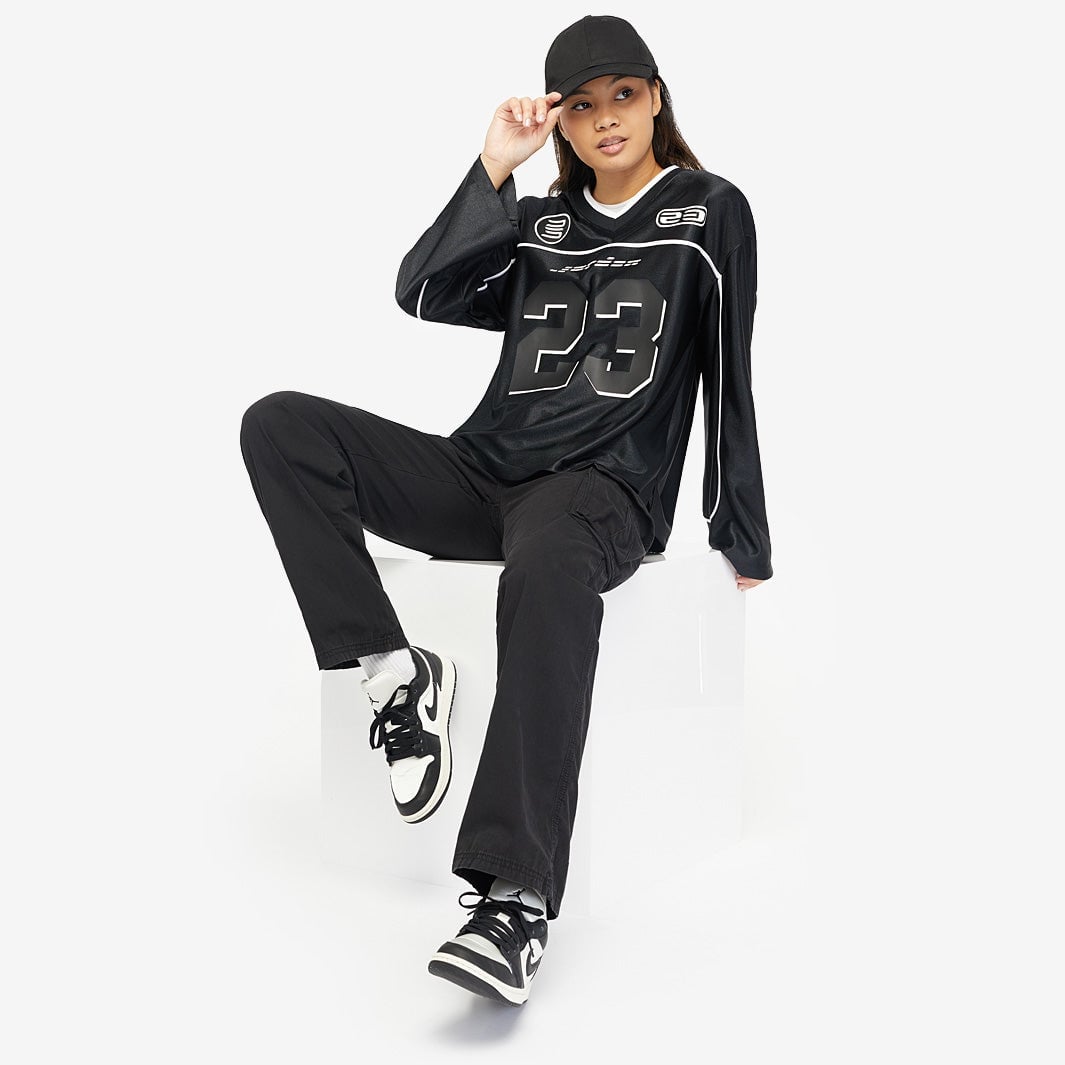 Black Cargo Pants With Graphic Jersey and Low Top Sneakers Black Cargo Pants With Graphic Jersey and Low Top Sneakers — Simple Jordans Outfits
