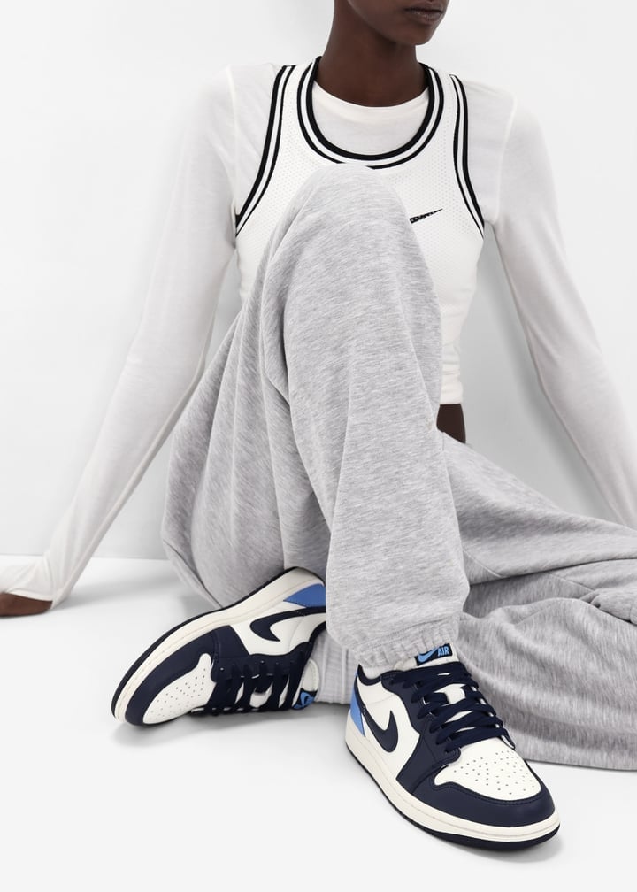 Grey Sweatpants With Cropped Tank and Low Top Sneakers Grey Sweatpants With Cropped Tank and Low Top Sneakers — Simple Jordans Outfits