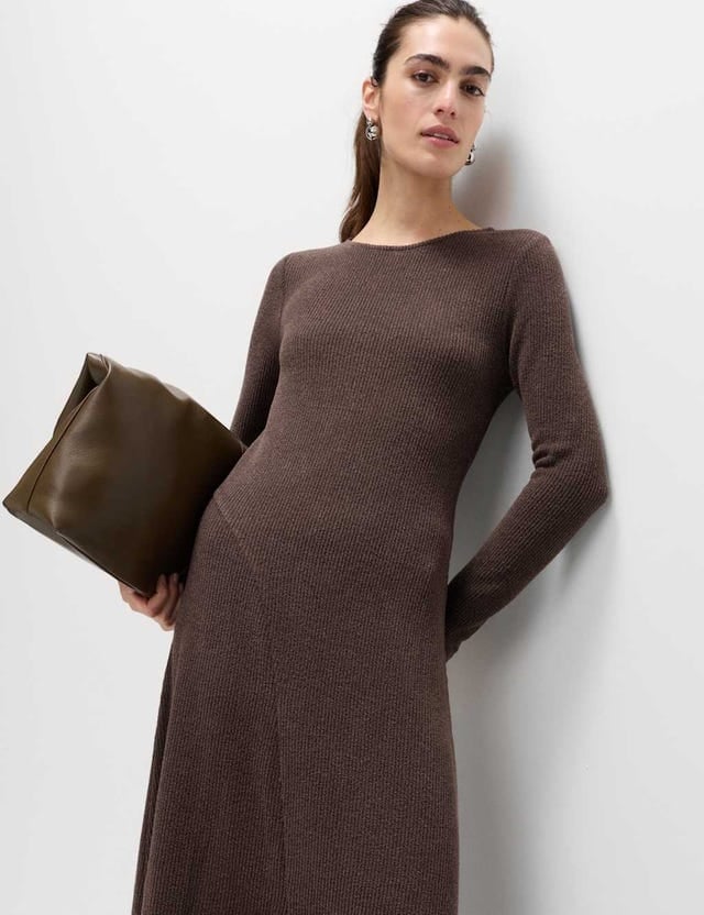 Brown Fitted Knit Dress with Asymmetrical Seam and Large Tote Bag Brown Fitted Knit Dress with Asymmetrical Seam and Large Tote Bag — Simple Knitted Dresses