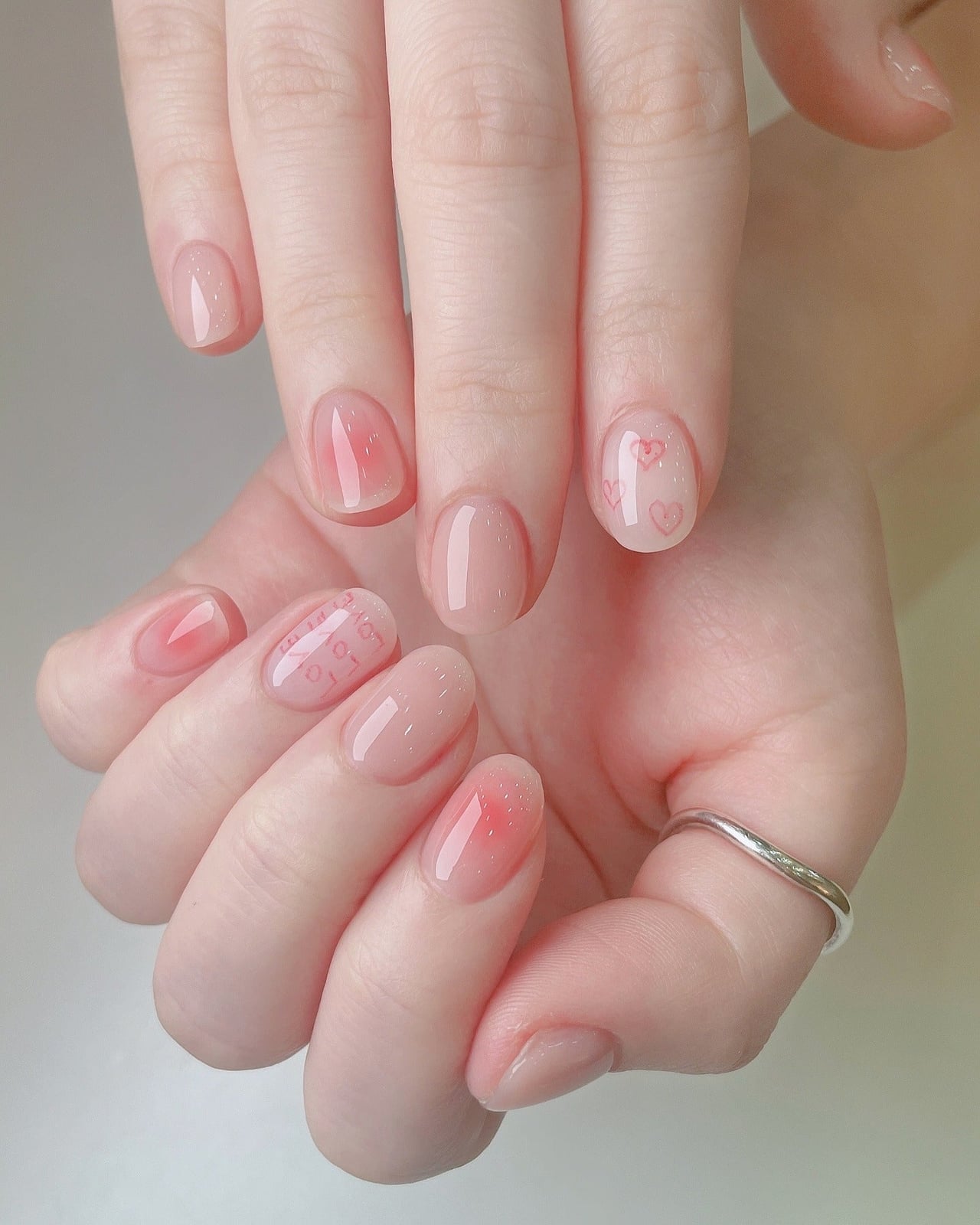 Short Oval Nude Brown Gradient With Floral Art, Close-Up Take Short Oval Nude Brown Gradient With Floral Art, Close-Up Take — Simple Korean Nails