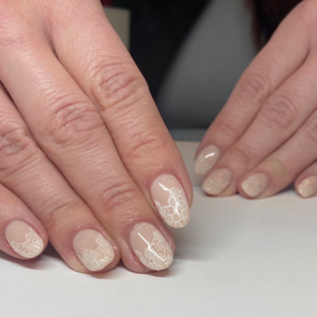 Short Oval Sheer Nude Full White Lace Accent, Glossy Short Oval Sheer Nude Full White Lace Accent, Glossy — Simple Lace Nails