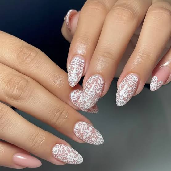 Short Almond Sheer Nude White Lace Accent Nails Short Almond Sheer Nude White Lace Accent Nails — Simple Lace Nails