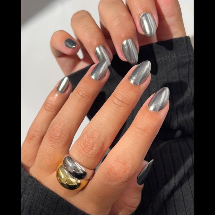 Alternating Silver And Gold Chrome Short Oval Nails — Simple Metallic Nails