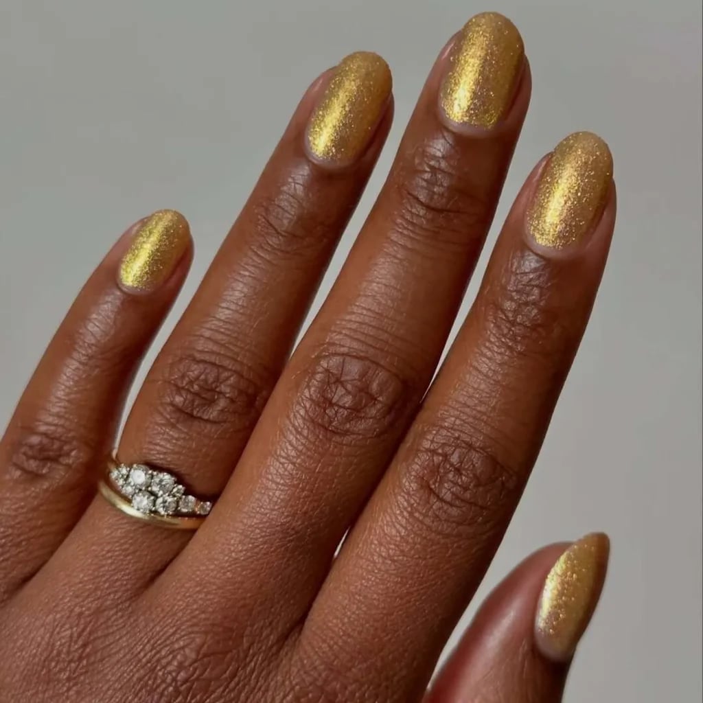 Dense Gold Glitter Shimmer Short Oval Nails — Simple Metallic Nails