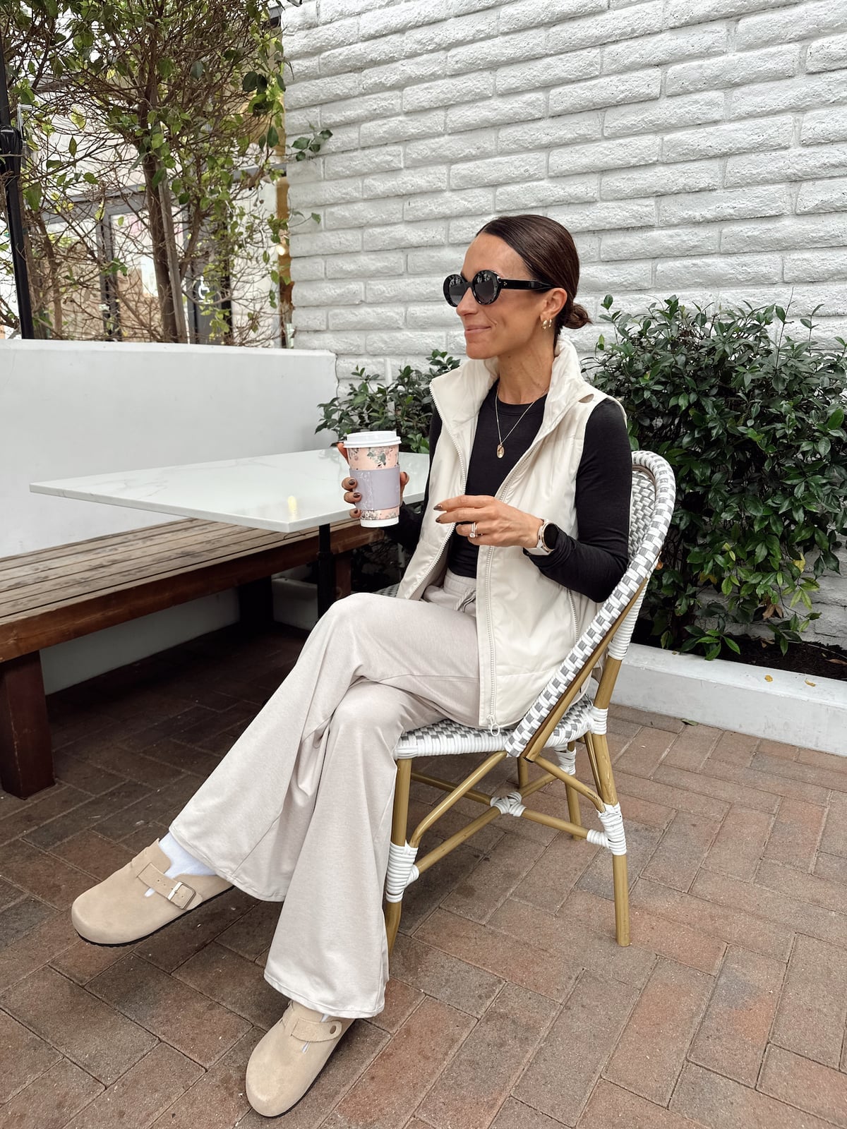 Cream Quilted Vest with Flared Trousers and Clogs, Close-Up Take Cream Quilted Vest with Flared Trousers and Clogs, Close-Up Take — Simple Mules Outfits