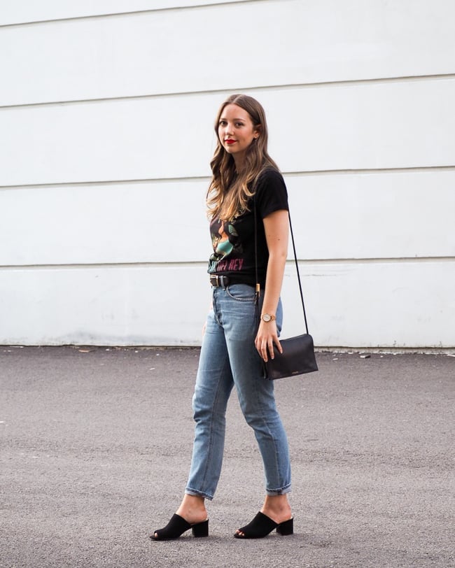 Graphic T-Shirt with Jeans and Black Block Heel Mules Graphic T-Shirt with Jeans and Black Block Heel Mules — Simple Mules Outfits