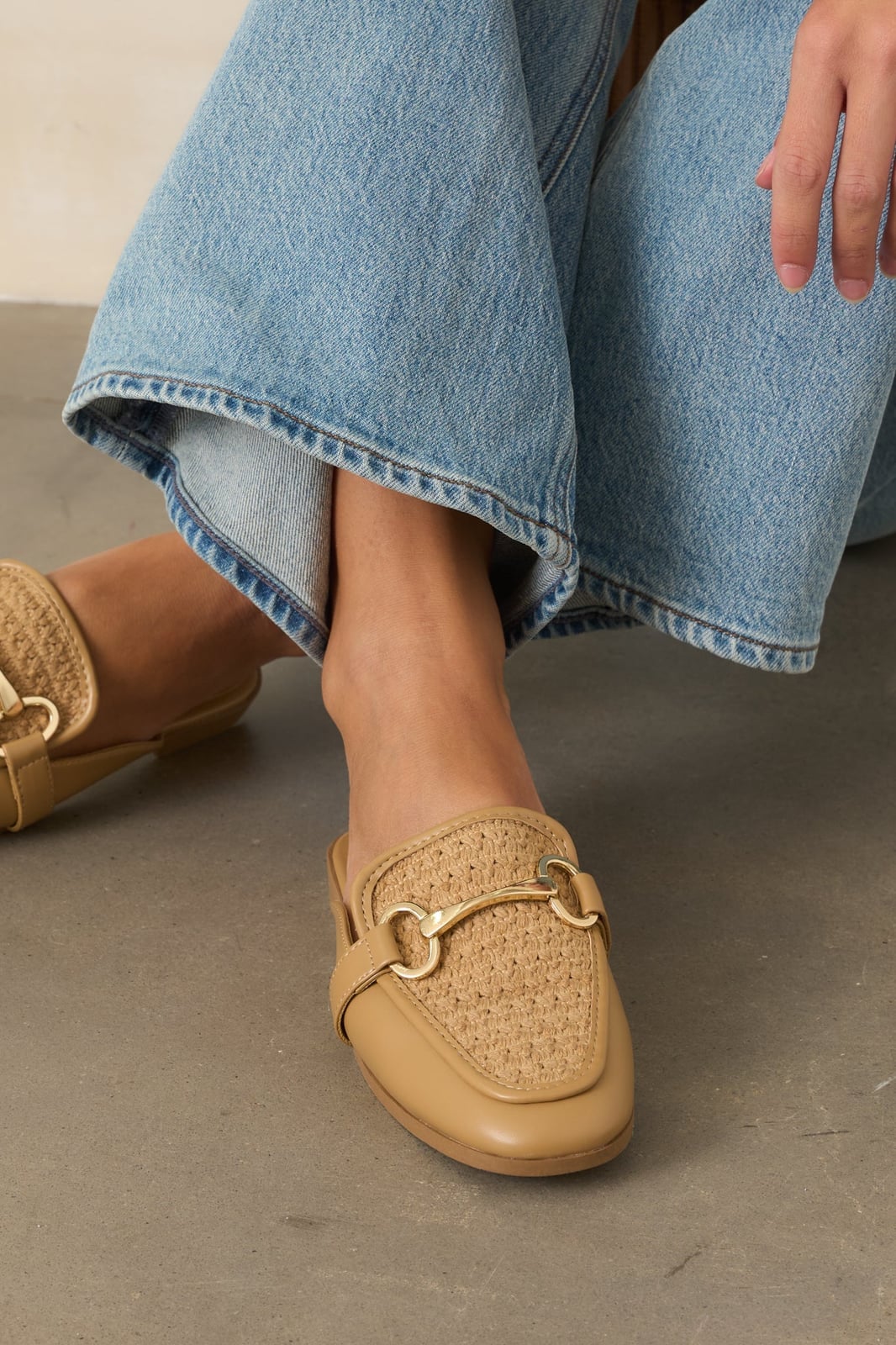 Wide-leg Jeans with Tan Woven Mules Wide-leg Jeans with Tan Woven Mules — Simple Mules Outfits