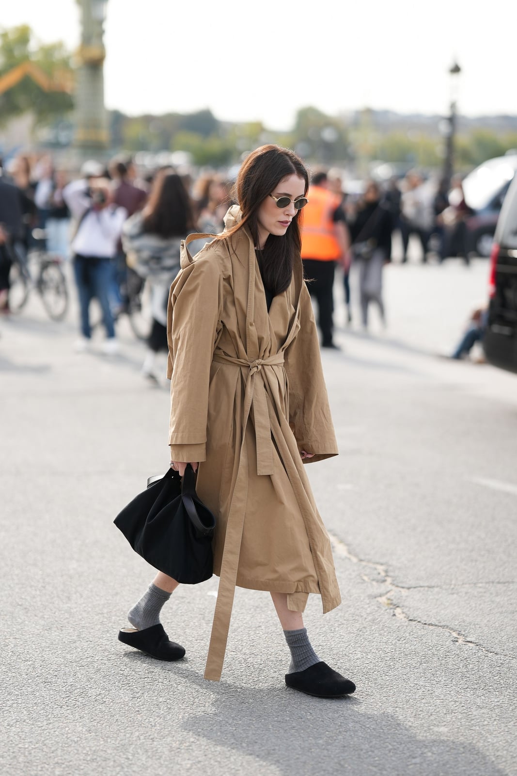 Beige Trench Coat with Black Outfit and Slip-On Mules Beige Trench Coat with Black Outfit and Slip-On Mules — Simple Mules Outfits