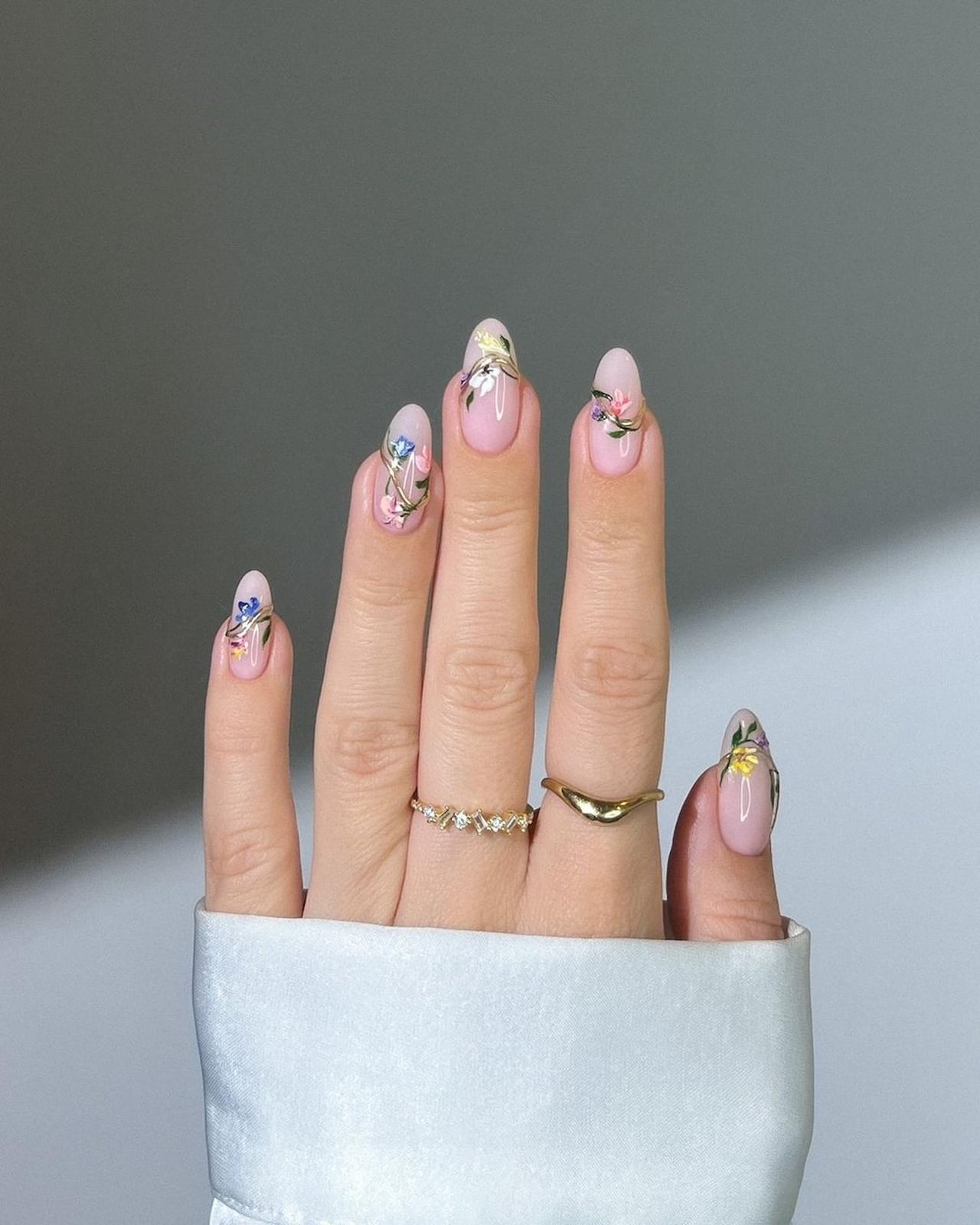 Short Oval Pink With Delicate Floral Gold Art Short Oval Pink With Delicate Floral Gold Art — Simple Nail Designs