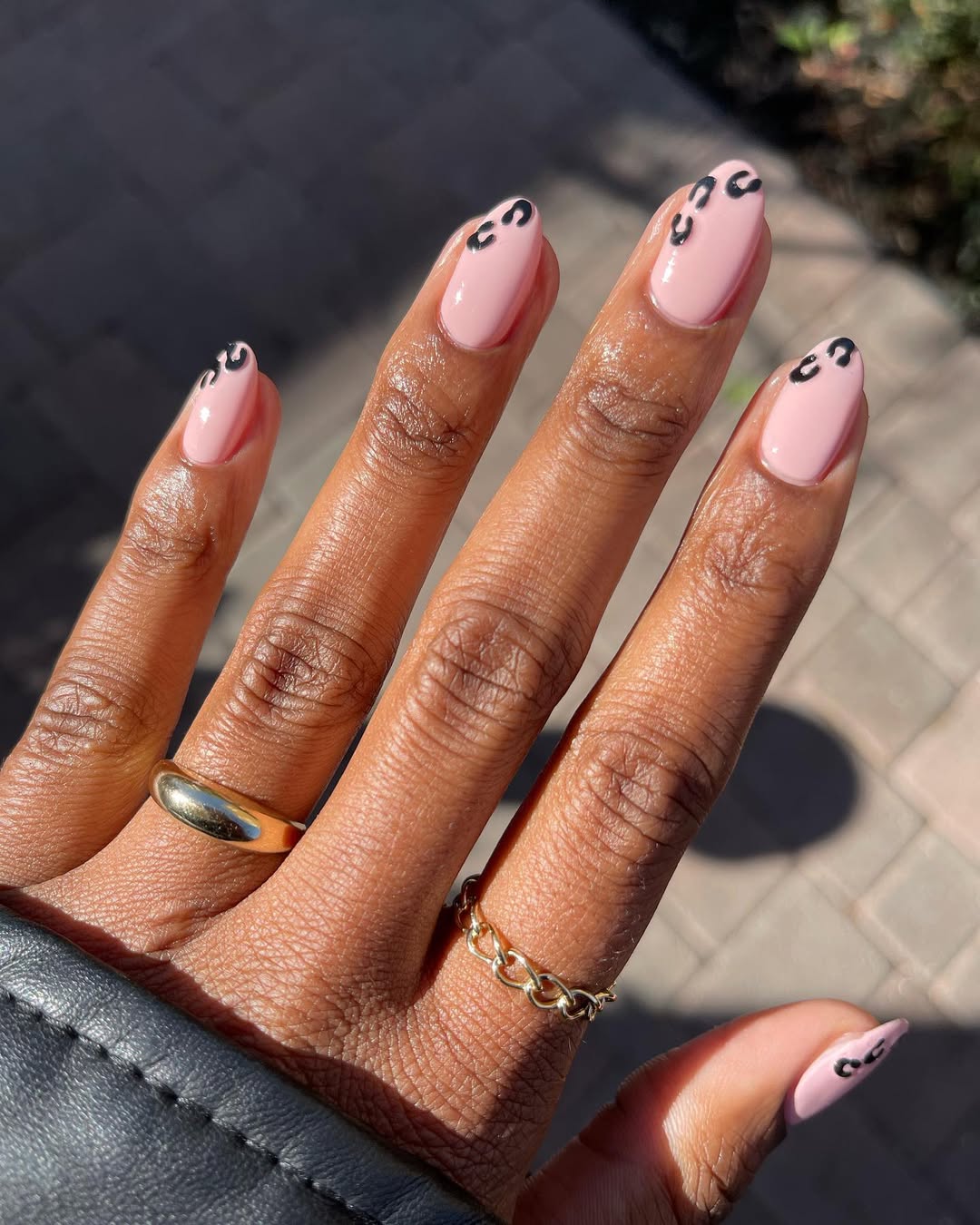 Short Square Nude With Silver Abstract Lines Short Square Nude With Silver Abstract Lines — Simple Nail Designs