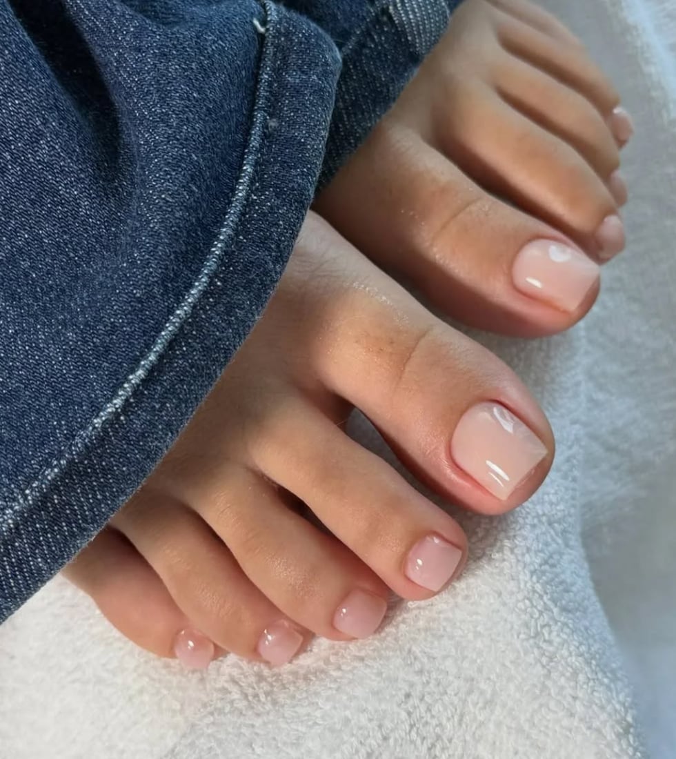 Sheer Milky Pink Glossy Short Square Toenails With короткий квадрат Sheer Milky Pink Glossy Short Square Toenails With короткий квадрат — Simple Pedicure Nails