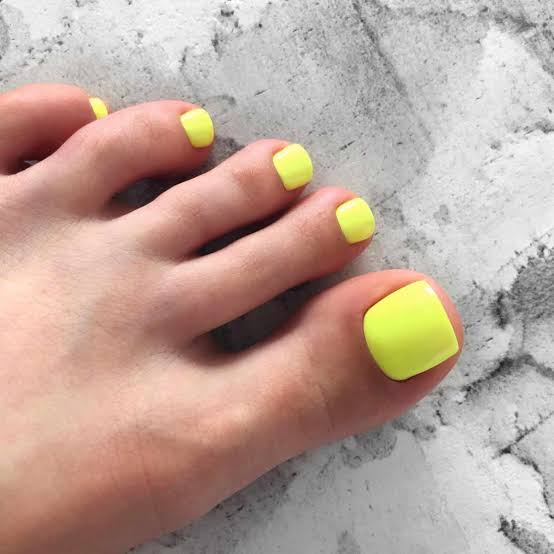 Neon Yellow Glossy Short Square Toenails Neon Yellow Glossy Short Square Toenails — Simple Pedicure Nails
