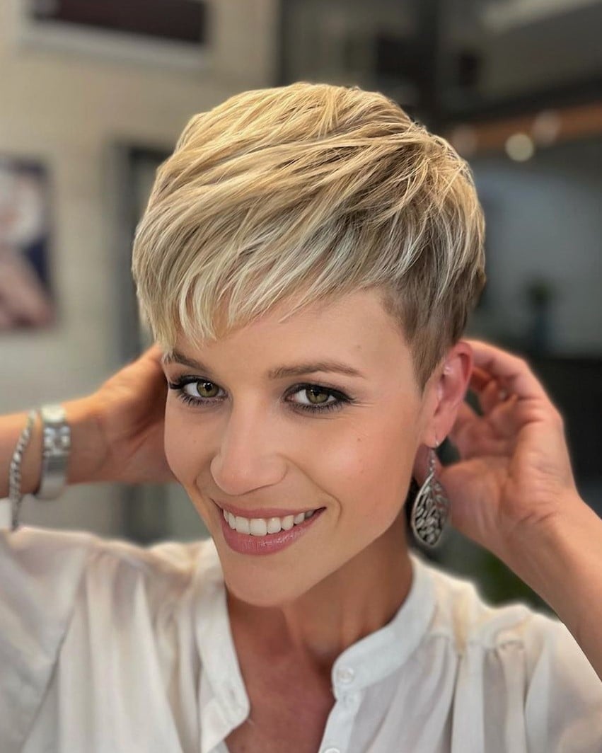 Light Blonde Pixie With Highlights And Side Layers — Simple Pixie Hairstyles