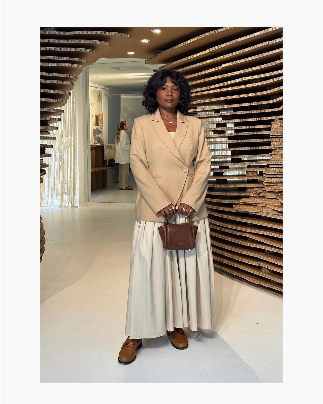 Cream Pleated Skirt with an Oversized Beige Blazer — Simple Pleated Skirt Outfits