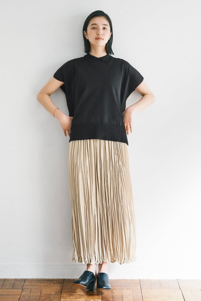 Long Beige Pleated Skirt with a Black Polo Shirt, Close-Up Take — Simple Pleated Skirt Outfits
