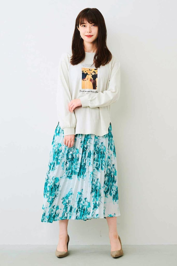 Abstract Print Pleated Midi Skirt with a Graphic Tee, Close-Up Take — Simple Pleated Skirt Outfits