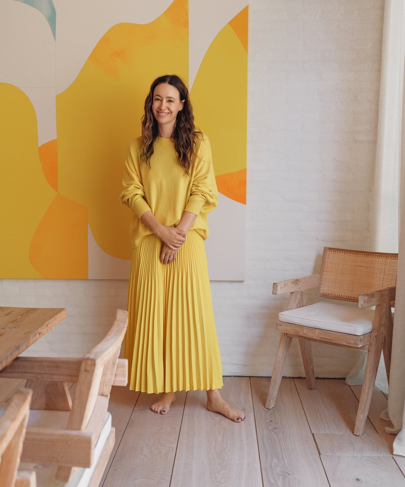 Monochromatic Yellow Pleated Maxi Skirt Outfit — Simple Pleated Skirt Outfits