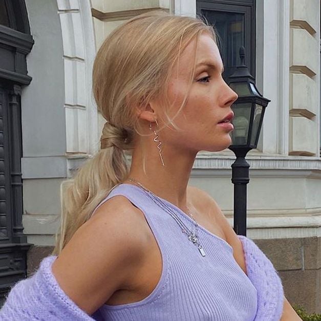 Textured Blonde Collarbone Length Low Ponytail Textured Blonde Collarbone Length Low Ponytail — Simple Pony Hairstyles