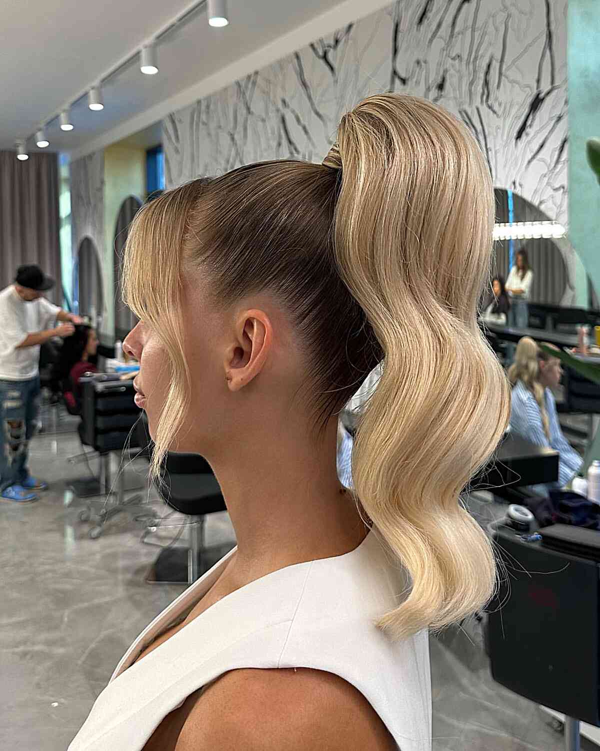 Voluminous Wavy Blonde Ponytail With Curtain Bangs Voluminous Wavy Blonde Ponytail With Curtain Bangs — Simple Pony Hairstyles