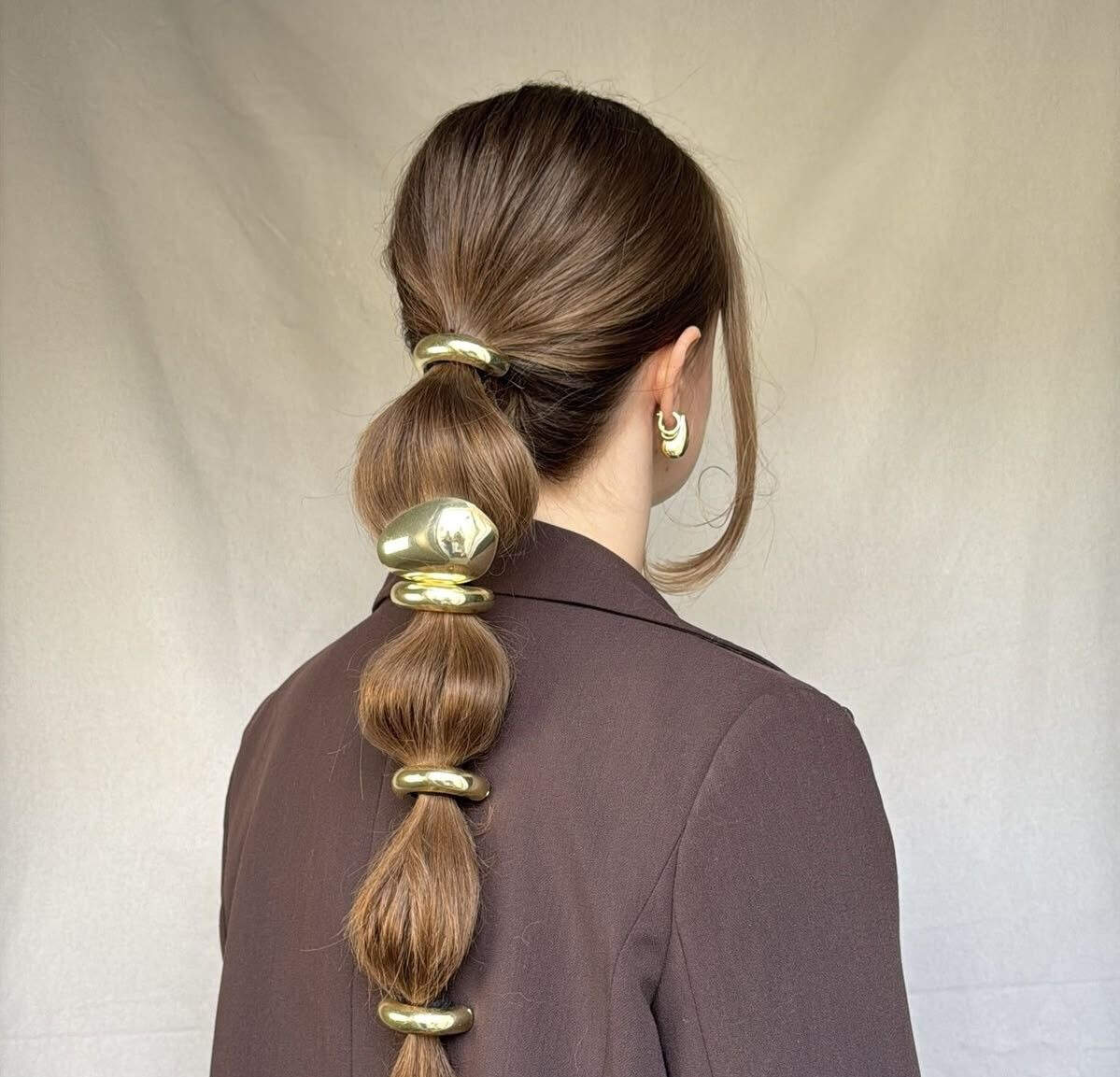 Medium Brown Bubble Ponytail With Gold Accessories Medium Brown Bubble Ponytail With Gold Accessories — Simple Pony Hairstyles