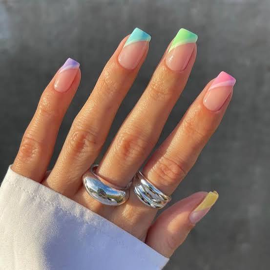 Medium Oval Wavy Rainbow Lines, нежно-розовый Medium Oval Wavy Rainbow Lines, нежно-розовый — Simple Rainbow Nails