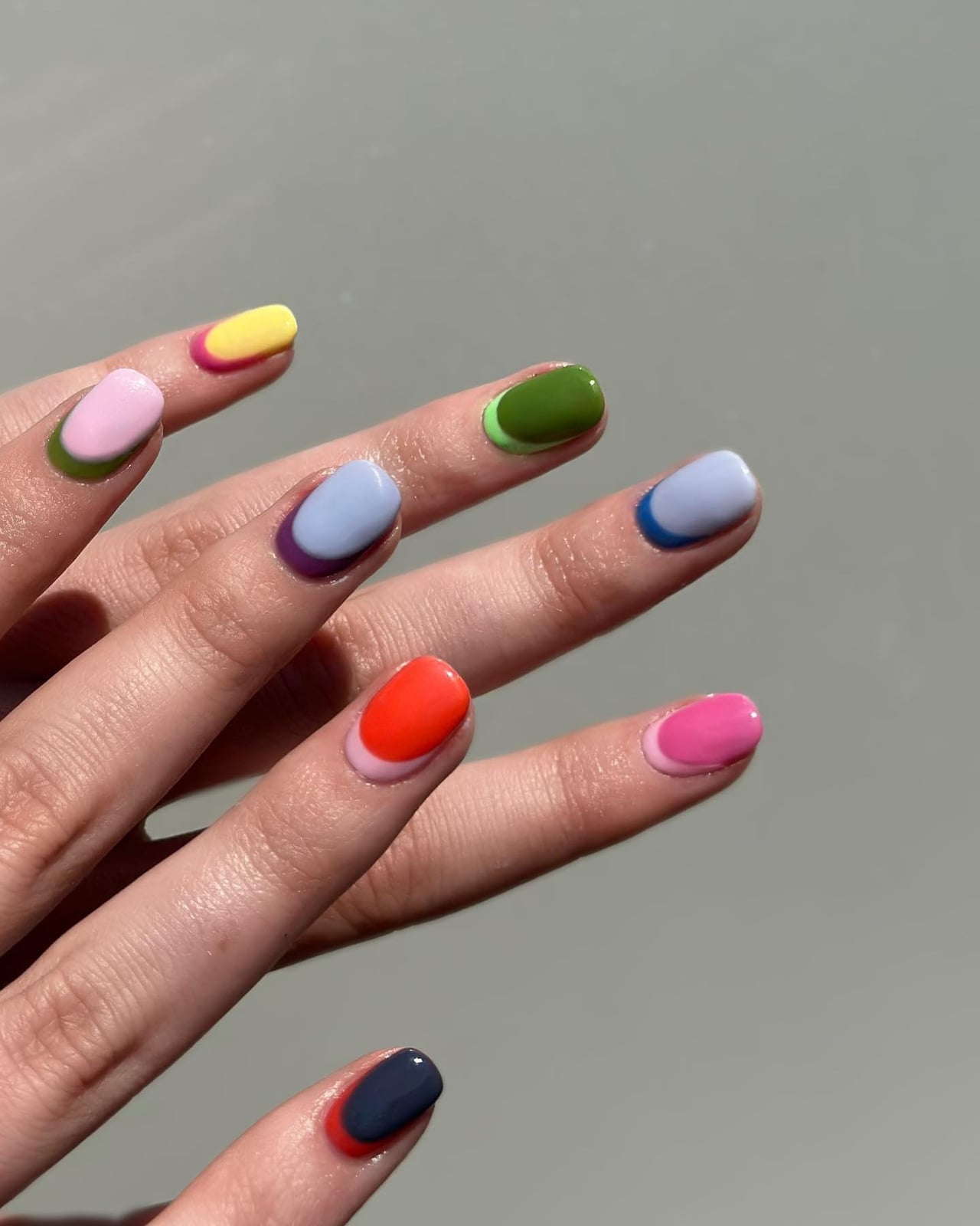 Short Oval Pastel Wavy Rainbow Lines Short Oval Pastel Wavy Rainbow Lines — Simple Rainbow Nails
