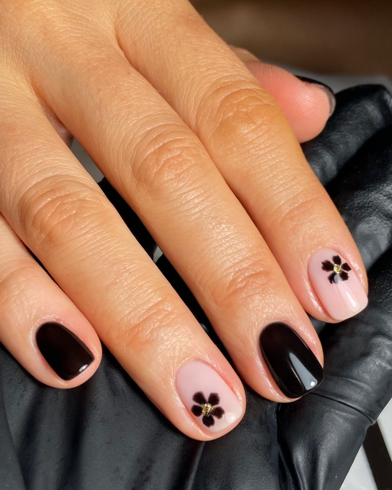 Black Floral Motif Accent Short Oval Nails — Simple Short Black Nails