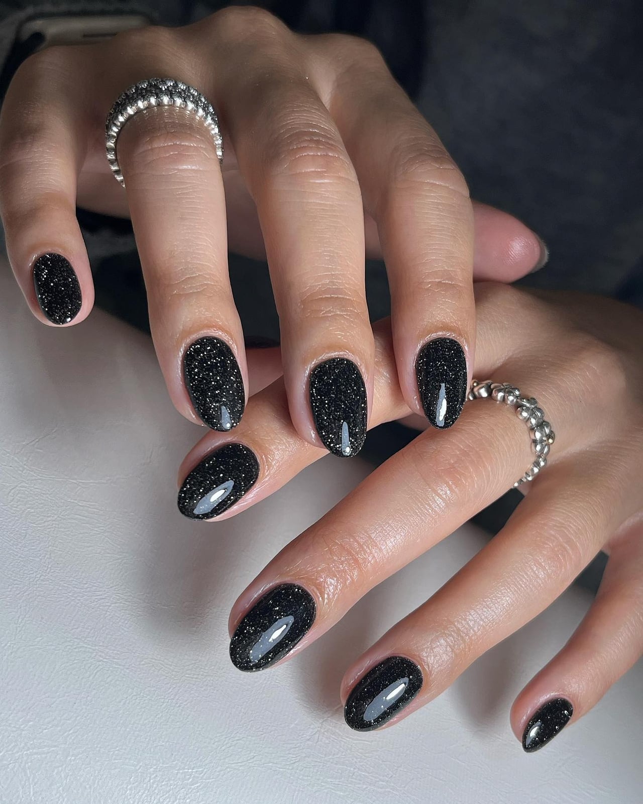 Fine Glitter Glossy Black Both Hands — Simple Short Black Nails