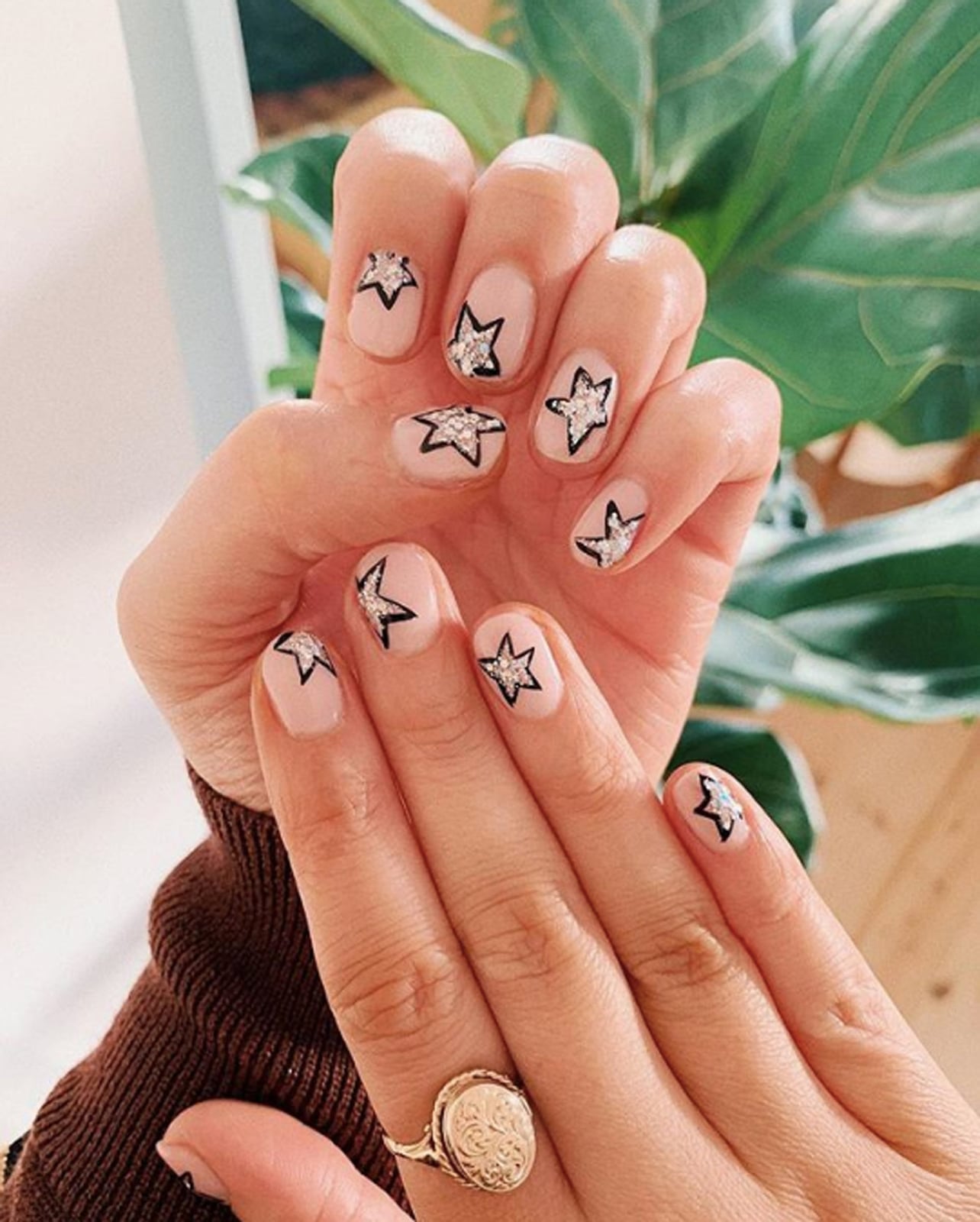 Nude Short Almond With Glitter Star Accents Nude Short Almond With Glitter Star Accents — Simple Short Cute Nails