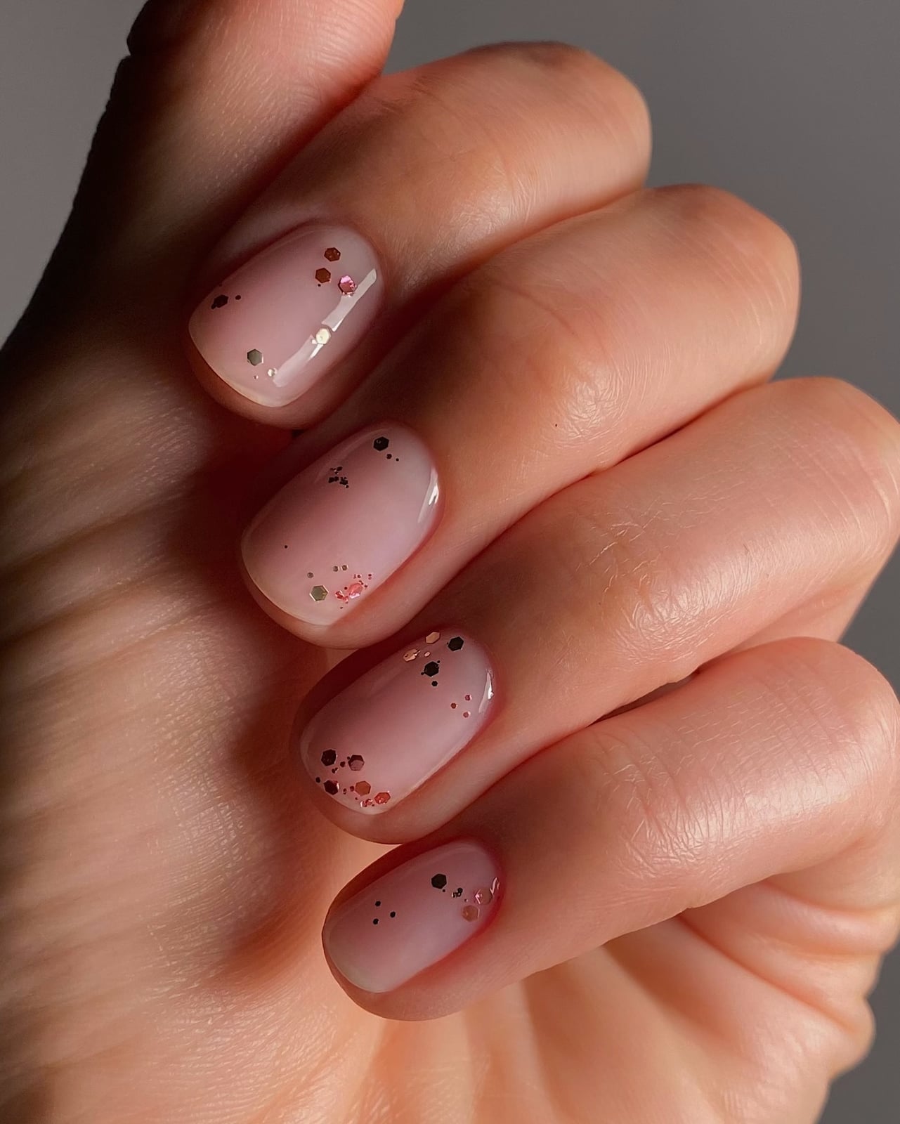 Milky Pink Short Oval With Iridescent Glitter Milky Pink Short Oval With Iridescent Glitter — Simple Short Cute Nails