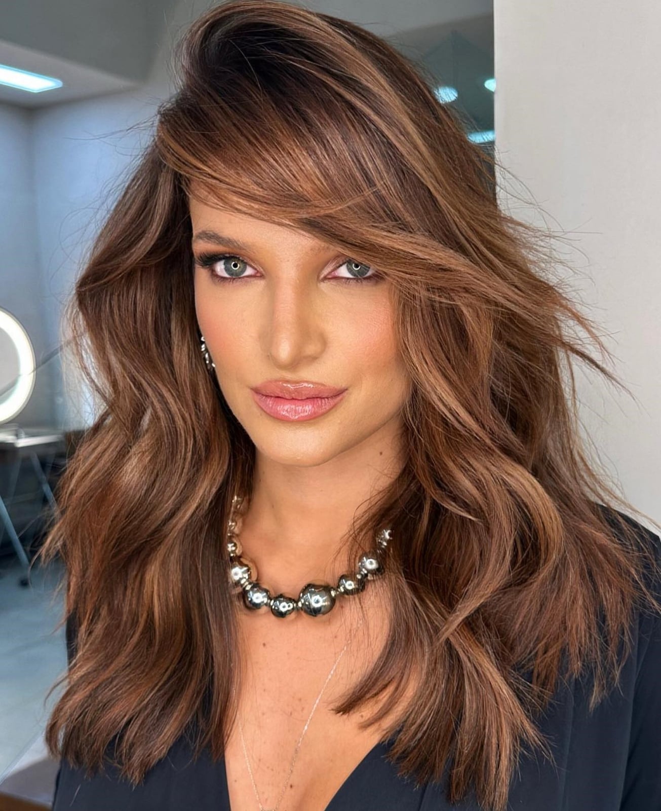 Mid-Back Wavy Brown Hair With Highlights — Simple Side Swept Bangs
