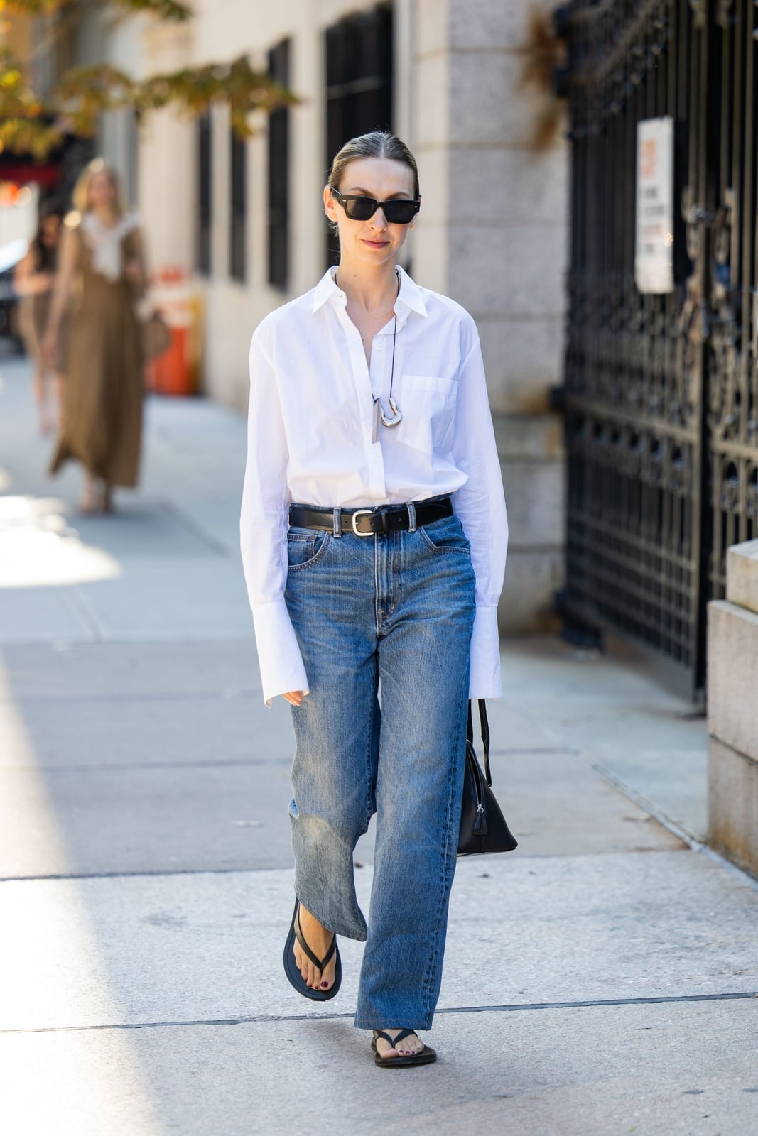 Oversized White Shirt and Straight Leg Jeans Summer Style Oversized White Shirt and Straight Leg Jeans Summer Style — Simple Straight Leg Jeans Outfits