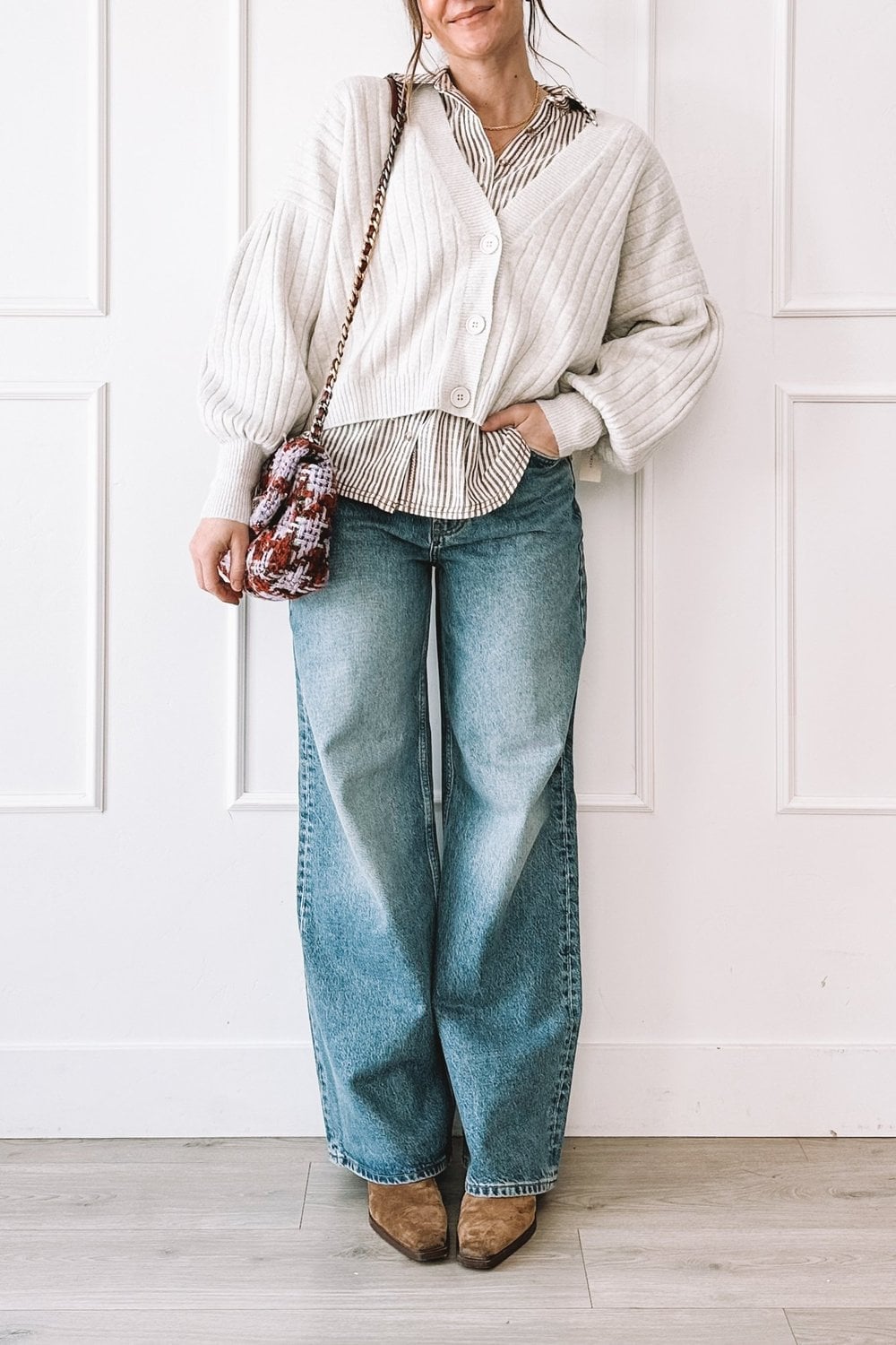 Oversized Cardigan and Striped Shirt with Straight Leg Jeans Oversized Cardigan and Striped Shirt with Straight Leg Jeans — Simple Straight Leg Jeans Outfits