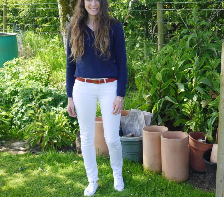 Navy Sweater with White Skinny Jeans and Red Belt Navy Sweater with White Skinny Jeans and Red Belt — Simple Style Inspo