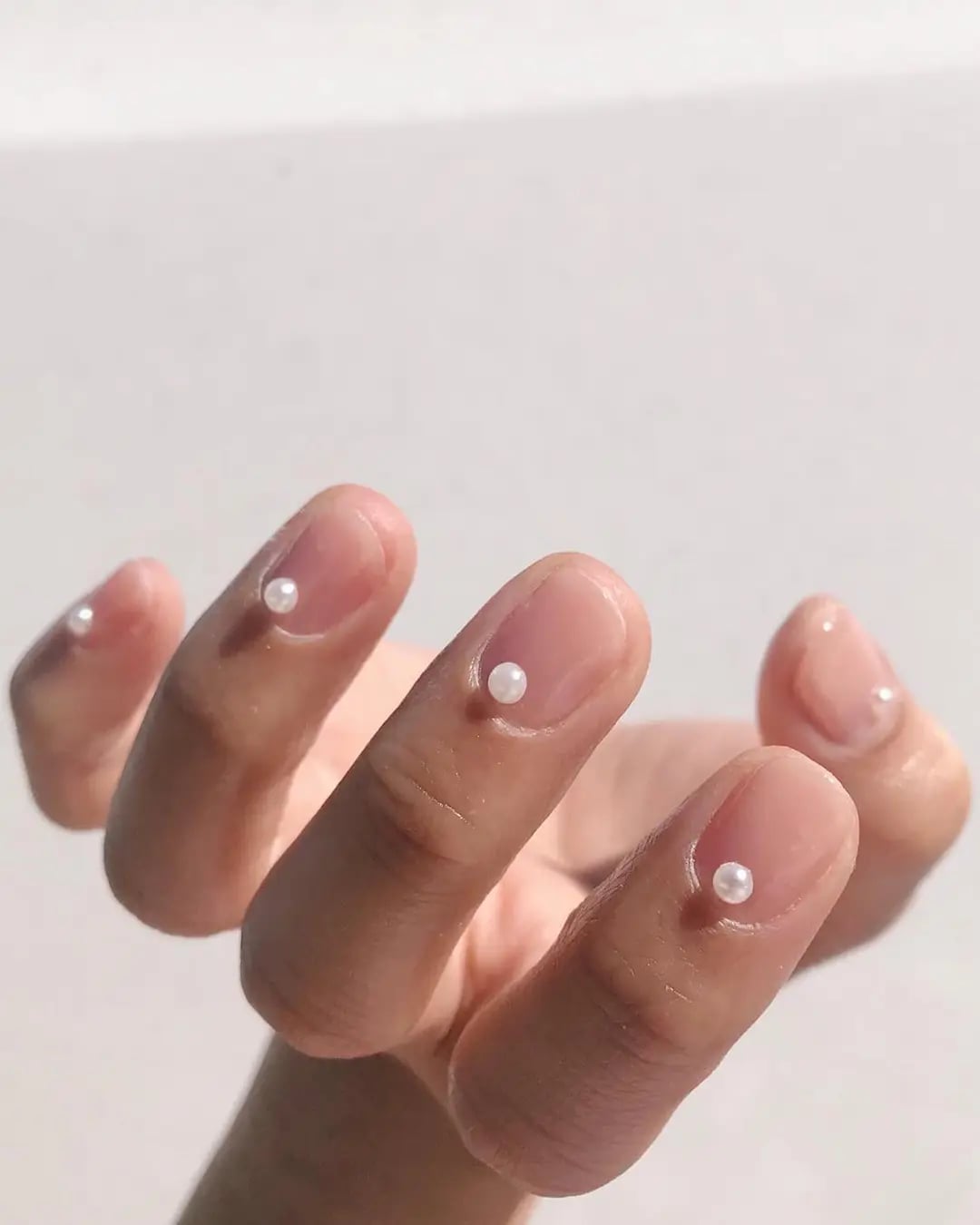 Short Almond Nails With Single Pearl Accent Short Almond Nails With Single Pearl Accent — Simple Vintage Nails