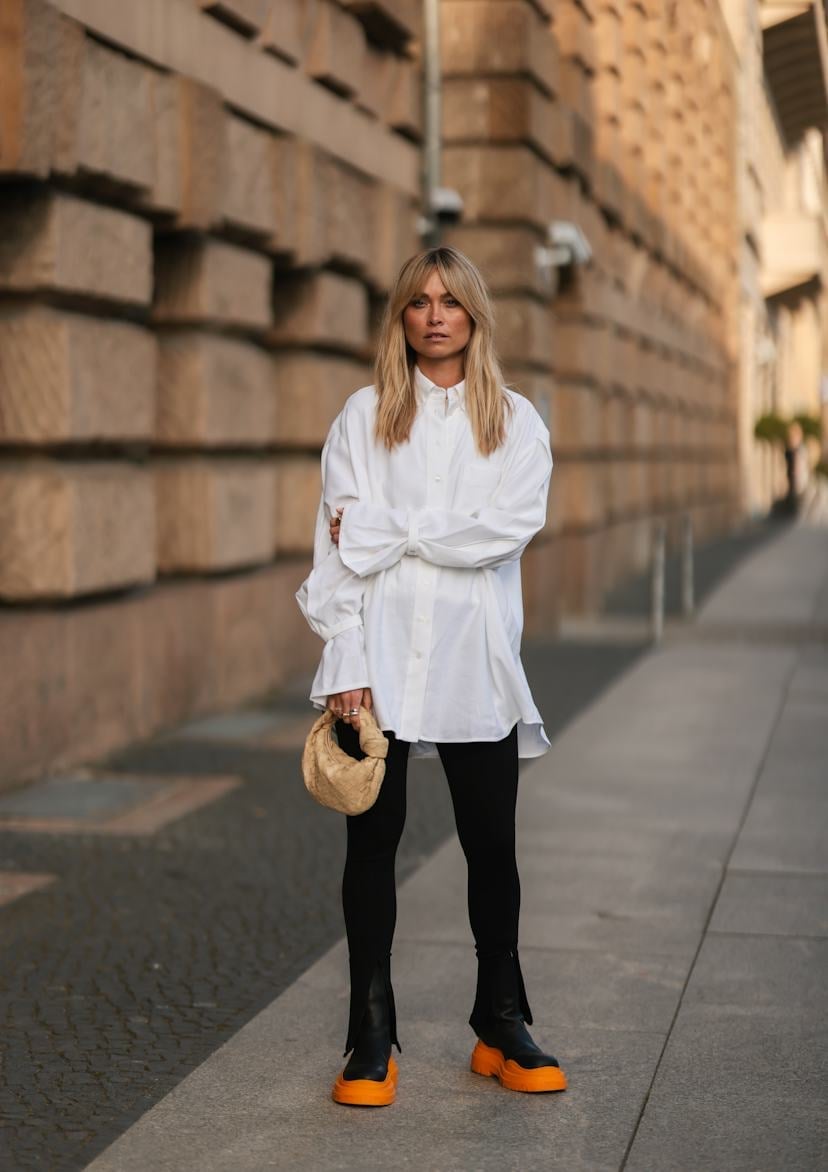 White Oversized Shirt With Black Leggings And Orange Boots White Oversized Shirt With Black Leggings And Orange Boots — Simple Weekend Outfits
