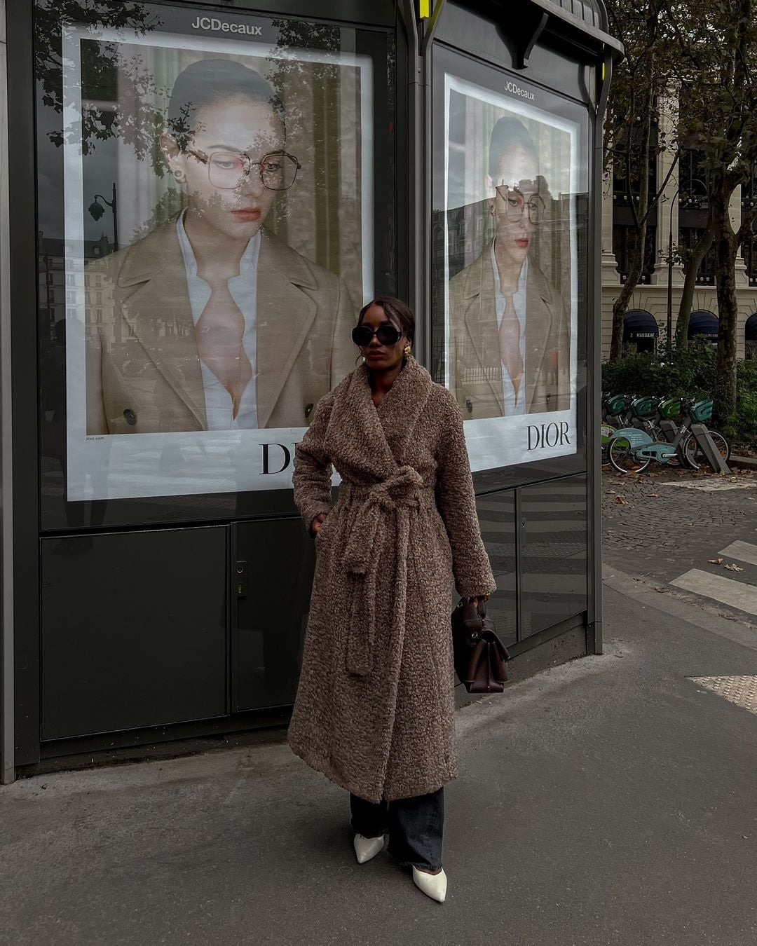 Teddy Coat With Dark Wash Wide Leg Jeans and White Pointed-Toe Heels Teddy Coat With Dark Wash Wide Leg Jeans and White Pointed-Toe Heels — Simple Weekend Outfits